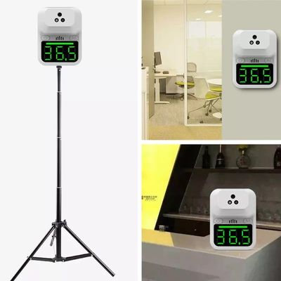 Non contatti l'istante infrarosso fissato al muro della fronte del termometro della temperatura del LED Digital che legge l'esposizione