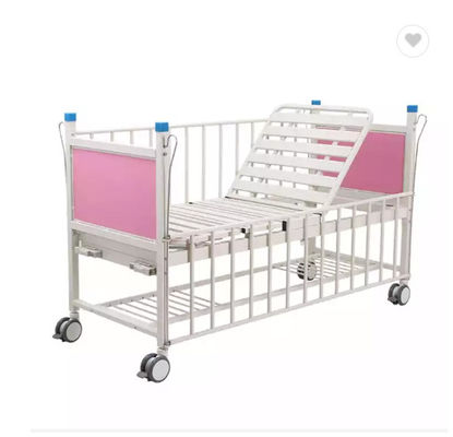 Letto storto del bambino del letto due pediatrici manuali dell'ospedale con i bordi di testata del letto
