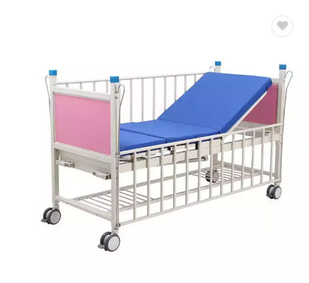 Letto storto del bambino del letto due pediatrici manuali dell'ospedale con i bordi di testata del letto
