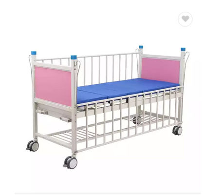 Letto storto del bambino del letto due pediatrici manuali dell'ospedale con i bordi di testata del letto